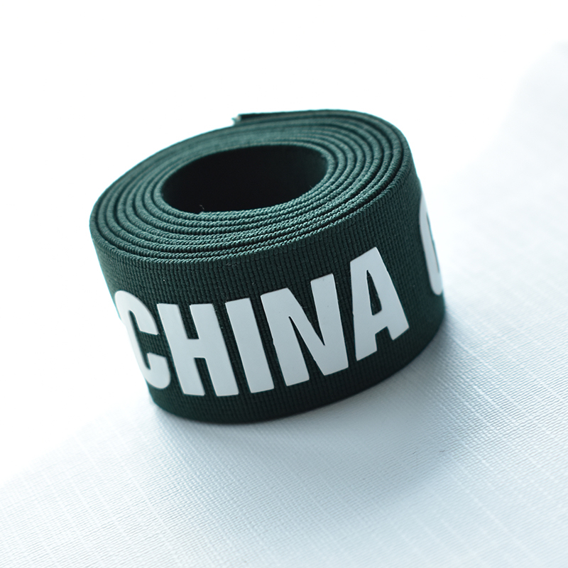 用歐悅黑白硅膠刻字膜轉(zhuǎn)燙logo在松緊帶上面